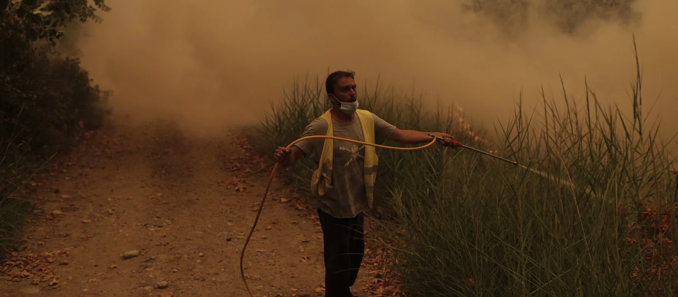 Κάτοικοι Εύβοιας: «Μας εγκατέλειψαν στο έλεος της φωτιάς - Πώς να ζήσουμε;» - Μεταφέρονται στα Λουτρά Αιδηψού